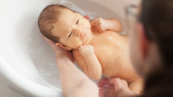 Un baño feliz y relajante para tu bebé