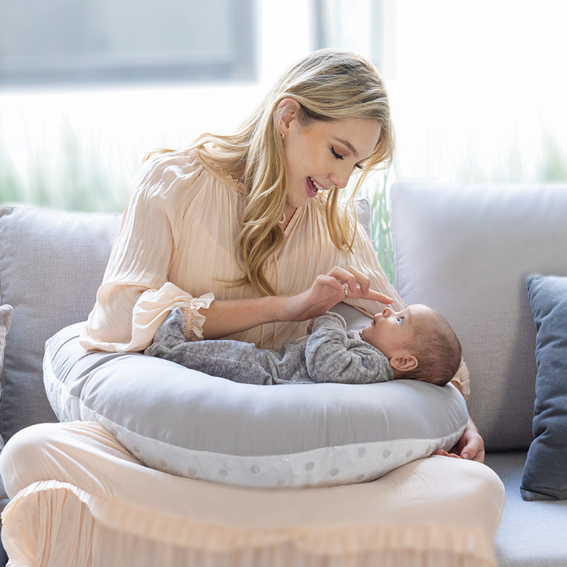El cojín de lactancia y descanso acompañará a la mamá y al bebé en momentos  únicos ¡que nos encanta compartir! Es extra largo
